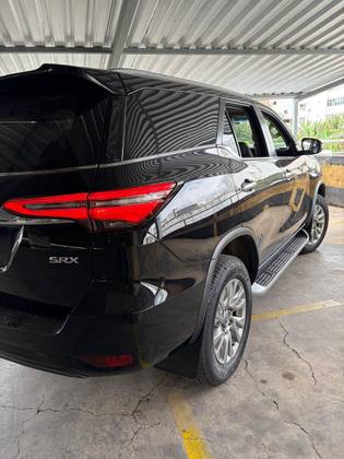 TOYOTA HILUX SW4 2.8 D-4D TURBO DIESEL SRX 4X4 AUTOMÁTICO